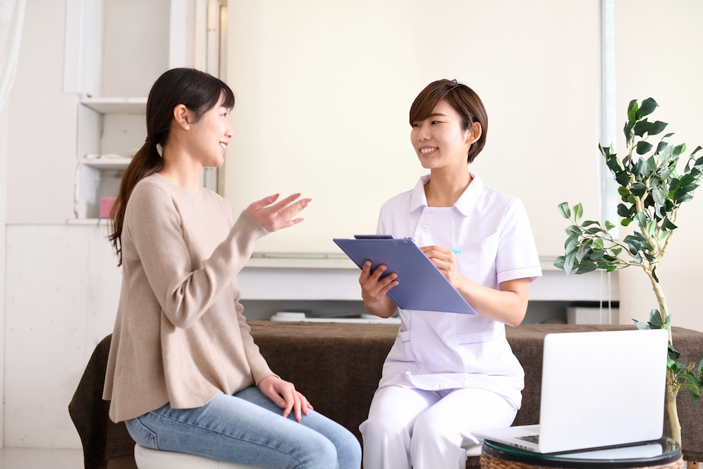 医者に相談する女性のイメージ
