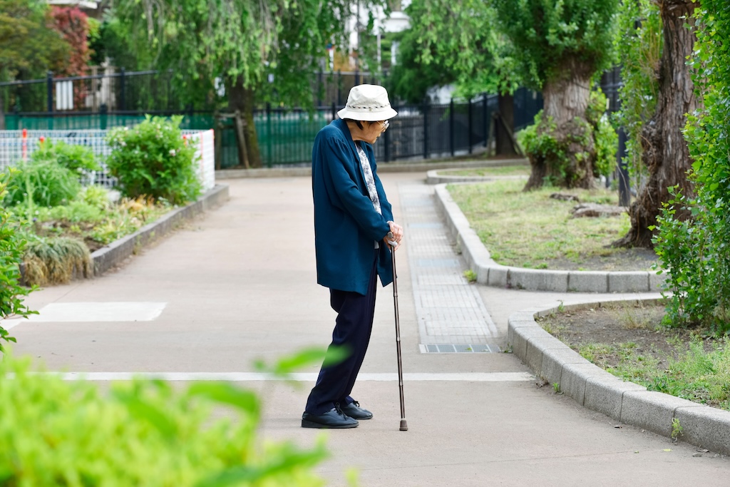 徘徊している老人のイメージ