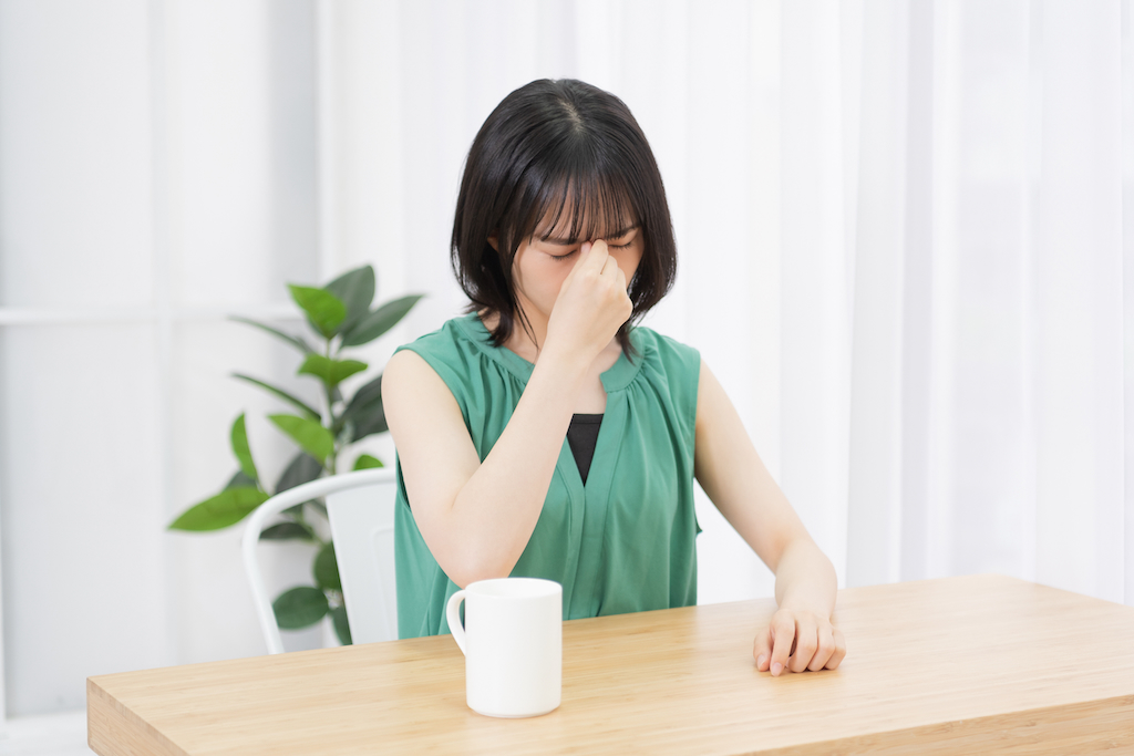 悩む女性のイメージ