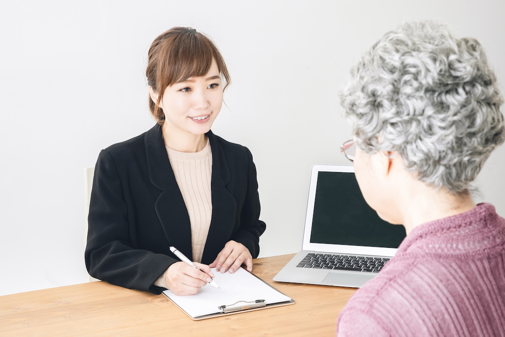 相談を受ける女性のイメージ
