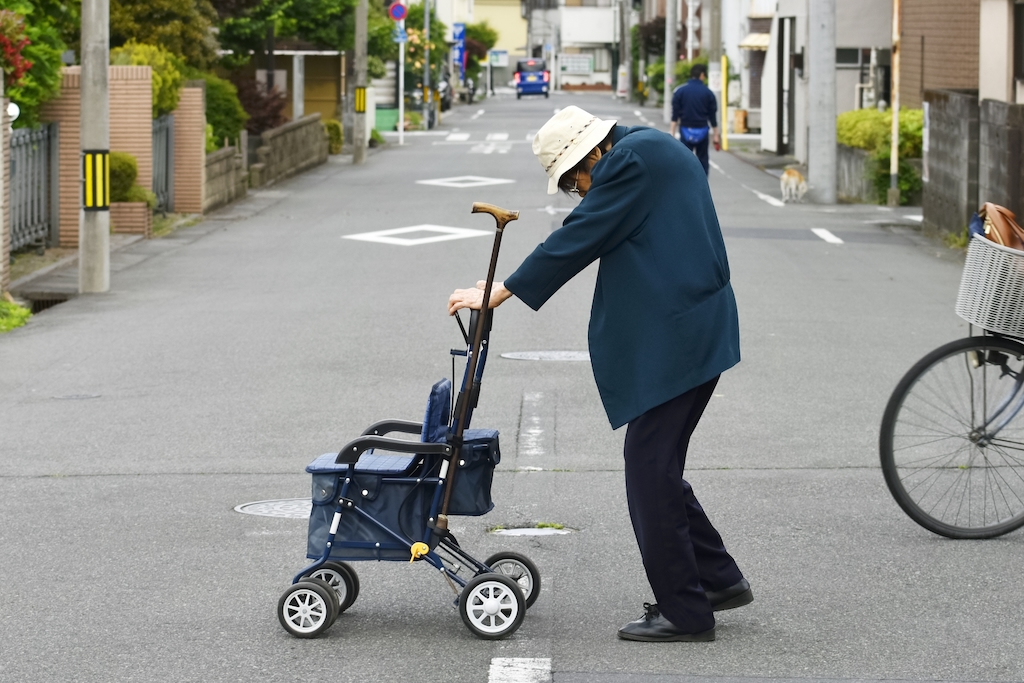 徘徊する老人のイメージ