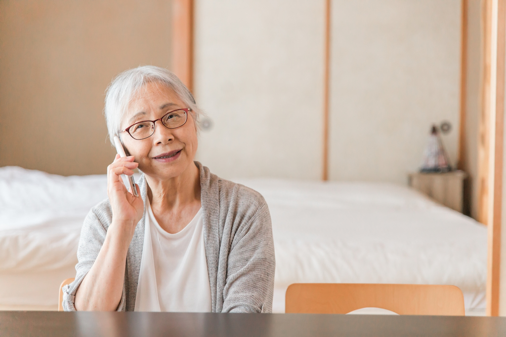 老人が電話をかけているイメージ